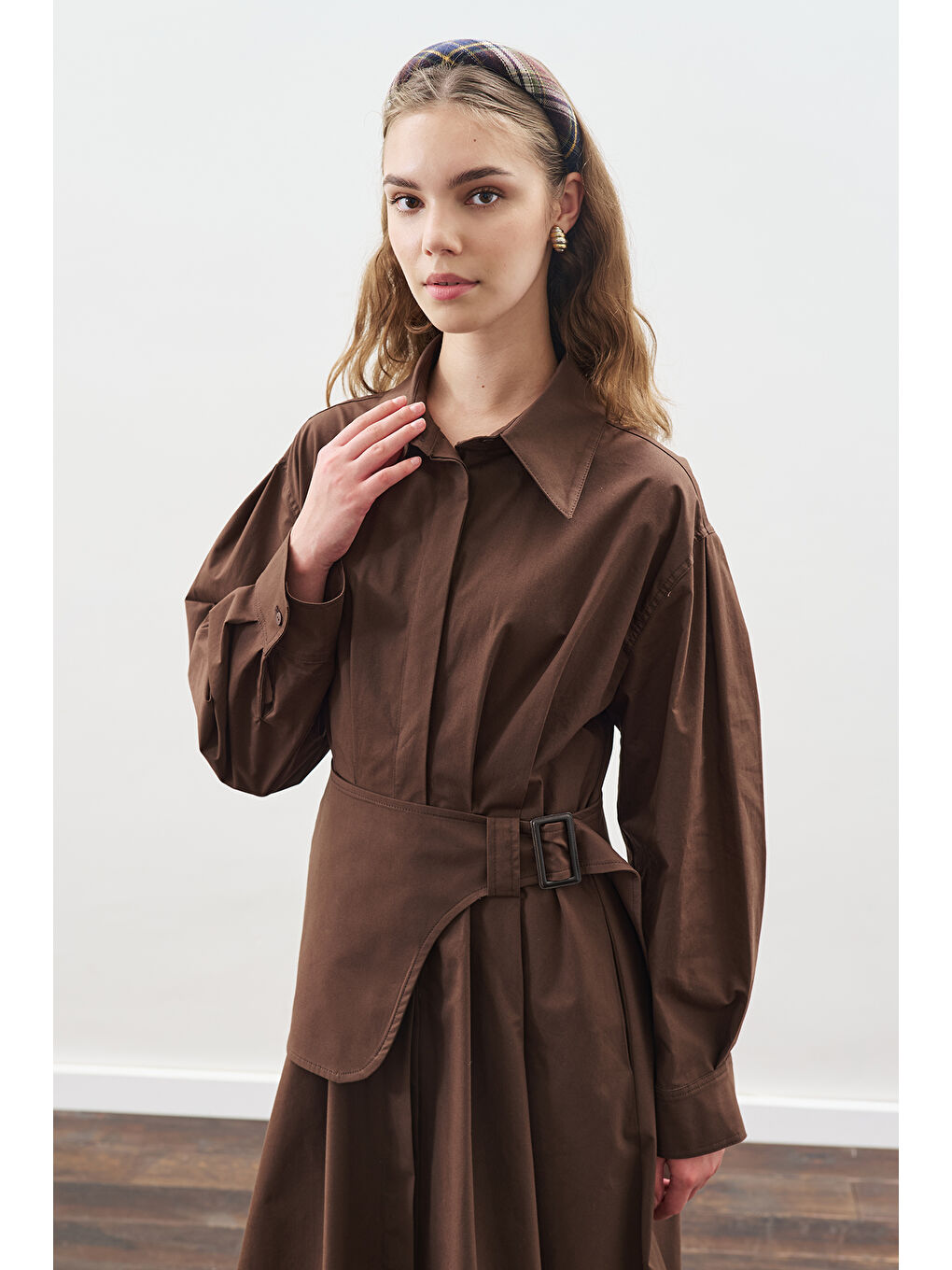 Kemer Detaylı Pileli Elbise Kahverengi-5