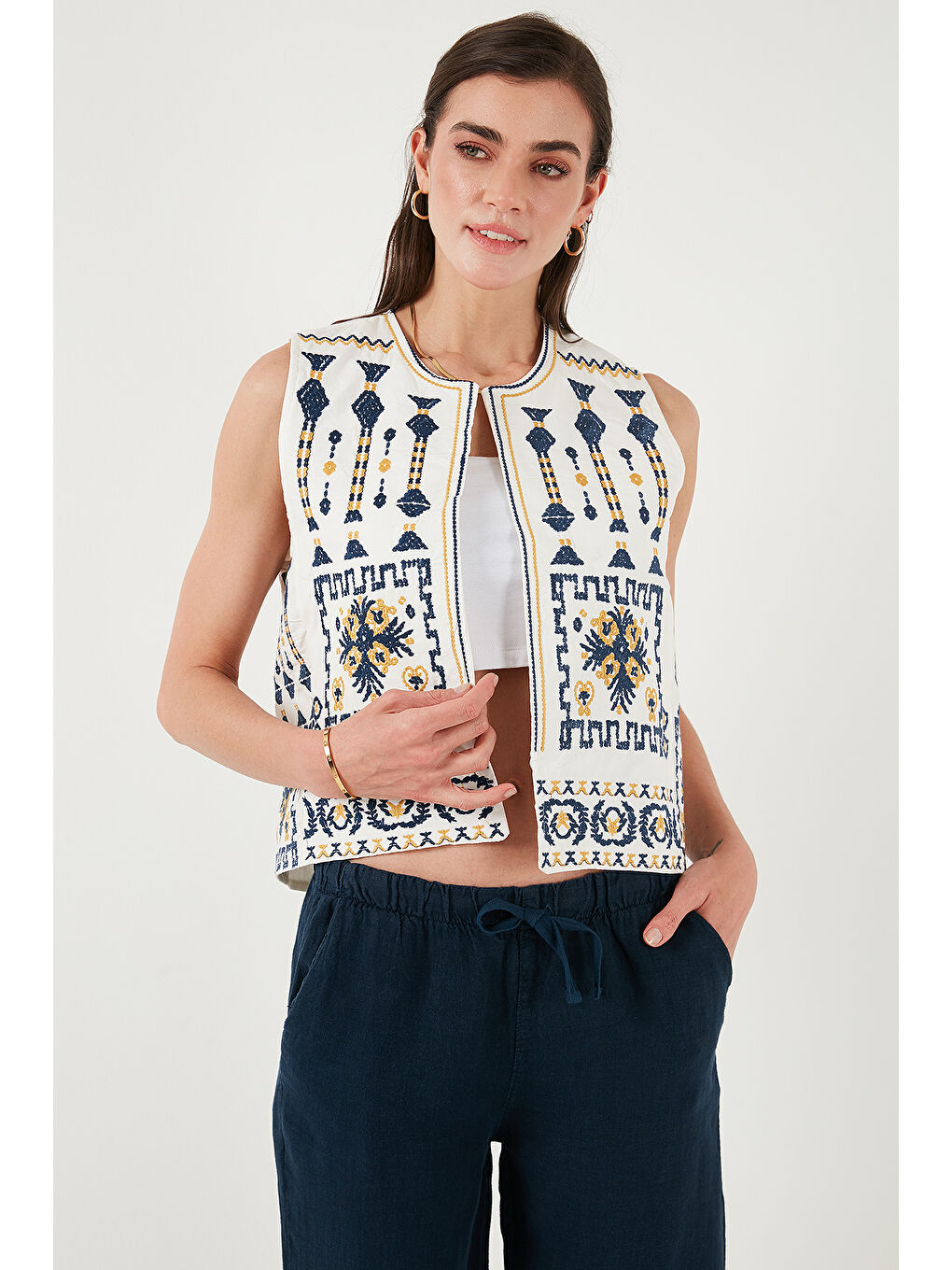 Ekru Pamuklu Regular Fit Çiçekli Nakış İşlemeli Yelek 676293-4