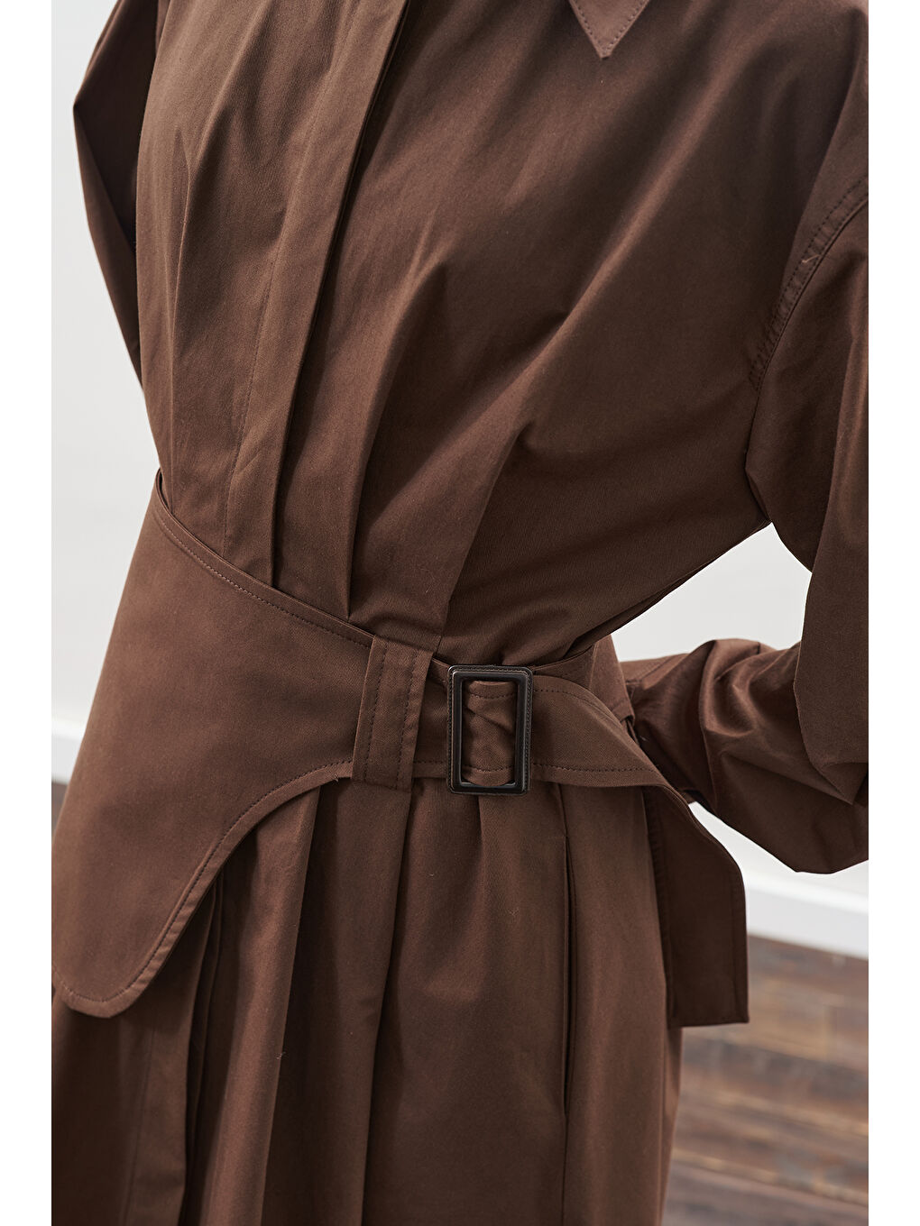 Kemer Detaylı Pileli Elbise Kahverengi-6