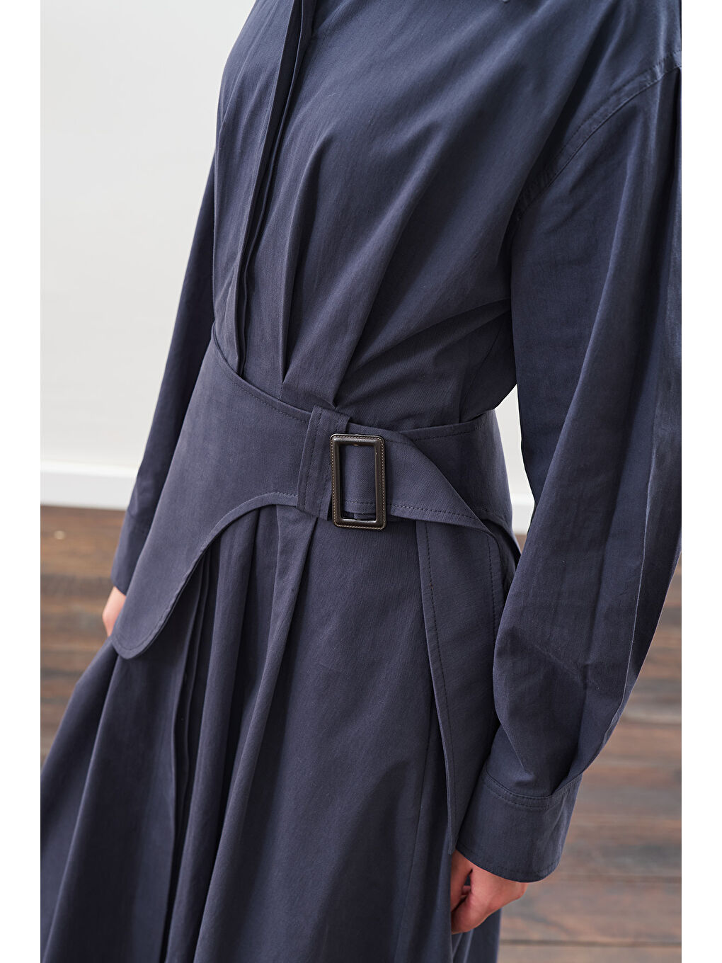 Kemer Detaylı Pileli Elbise Lacivert-4