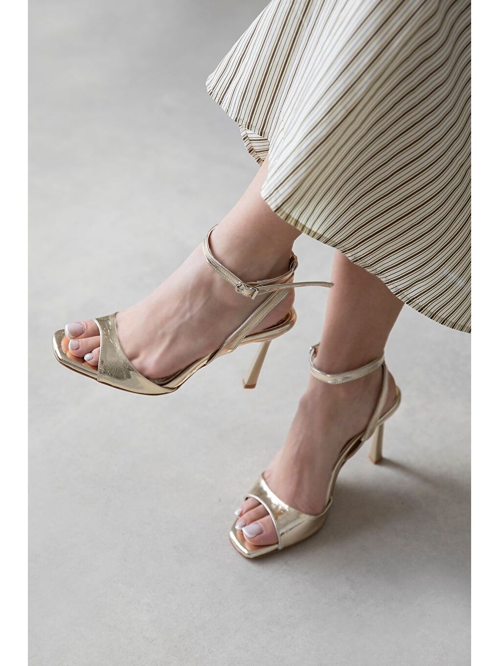 Sarı Nora Kadın Topuklu Küt Burun Deri Sandalet Altın-1