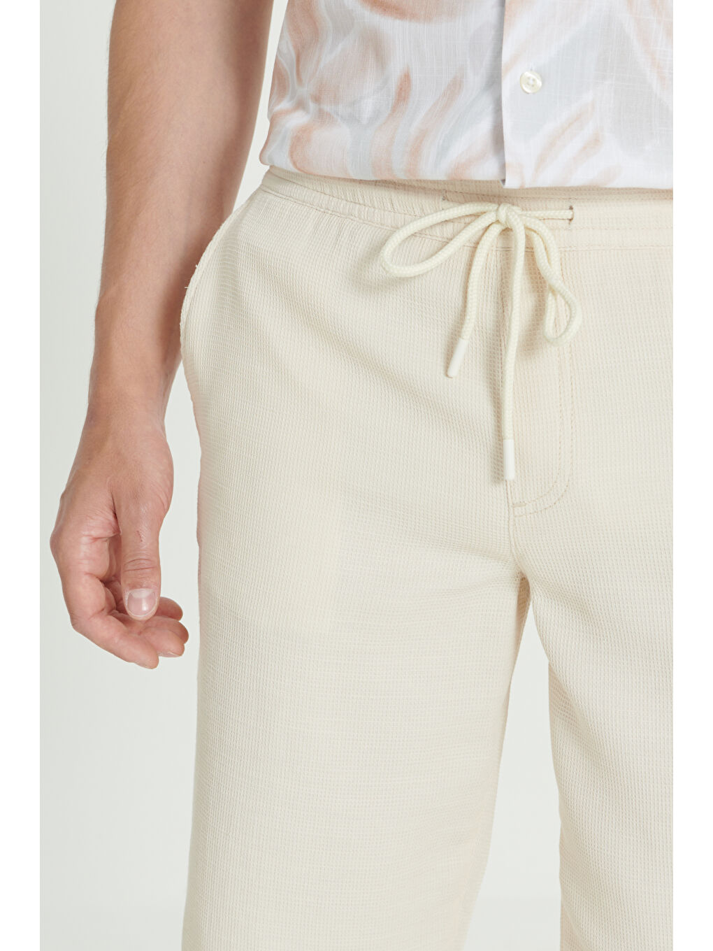 Erkek Bej Comfort Fit Rahat Kesim Petek Desenli Yan Cep Pamuklu Şort-3