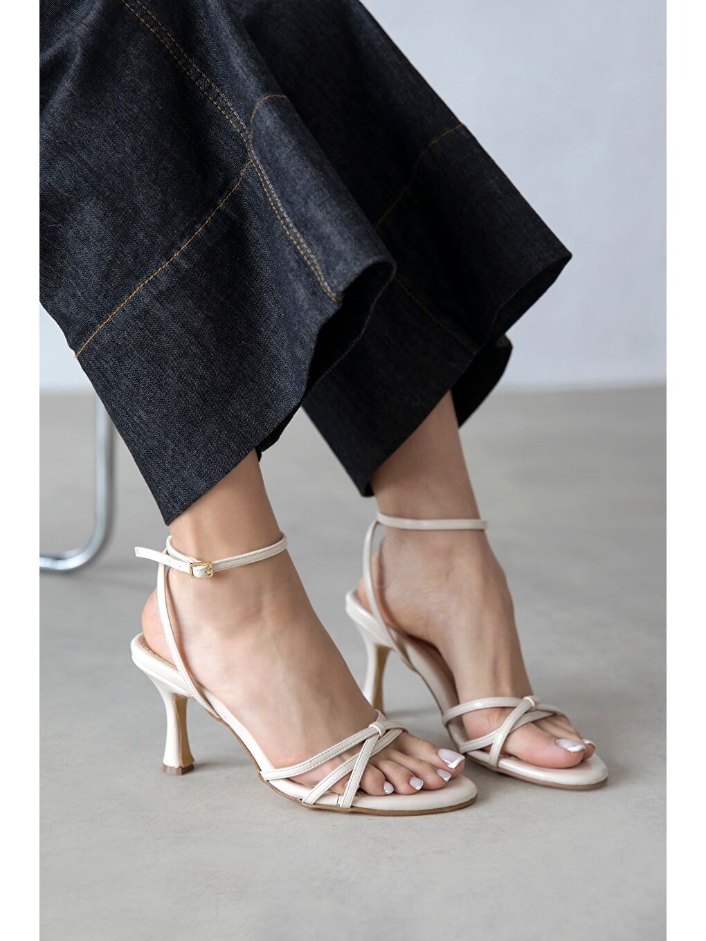 Zet Kadın Topuklu Kırışık Deri Sandalet Bej