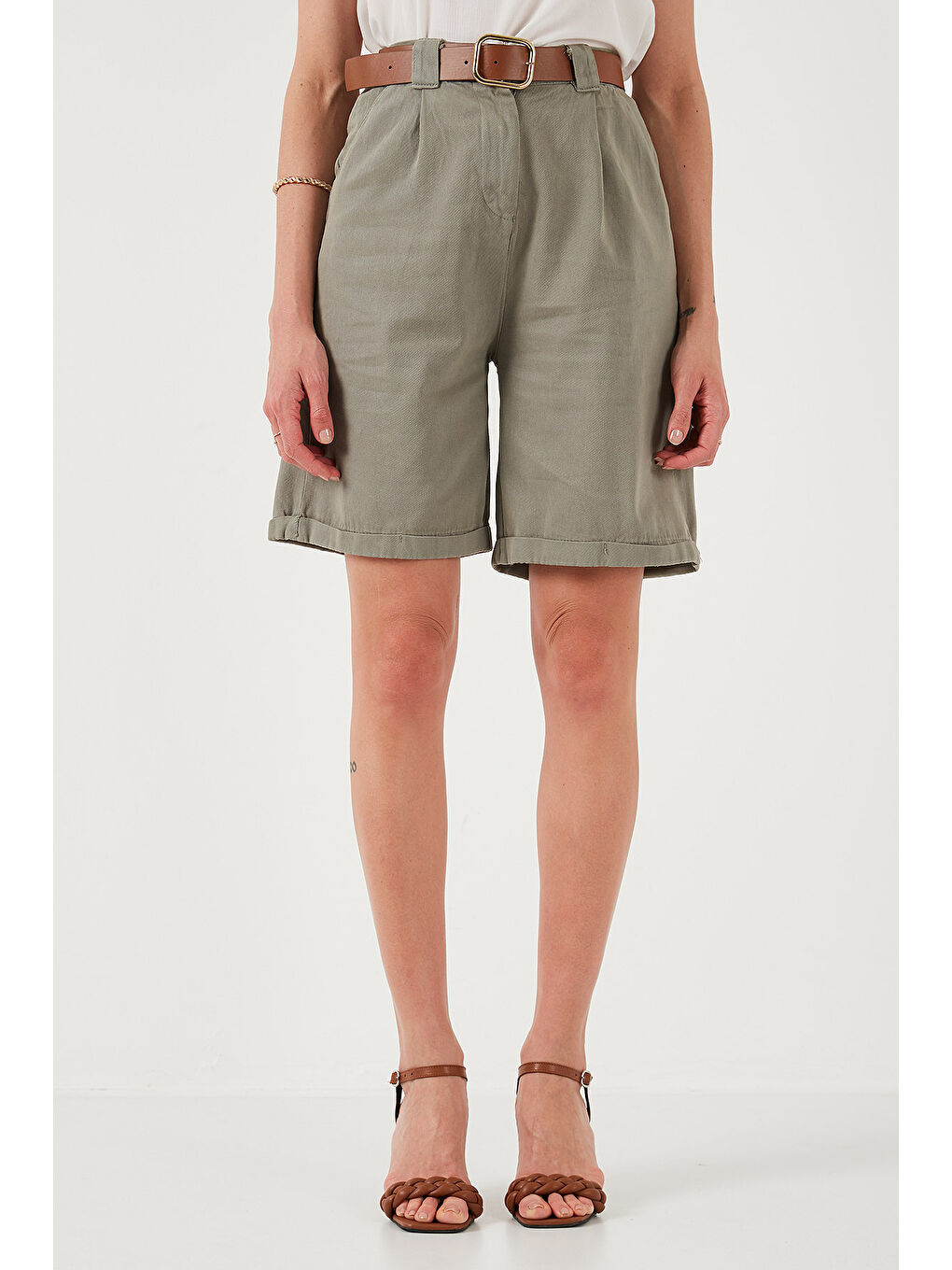 Haki Pamuklu Relaxed Fit Yüksel Bel Kemerli Gabardin Short 668Yp4710-1