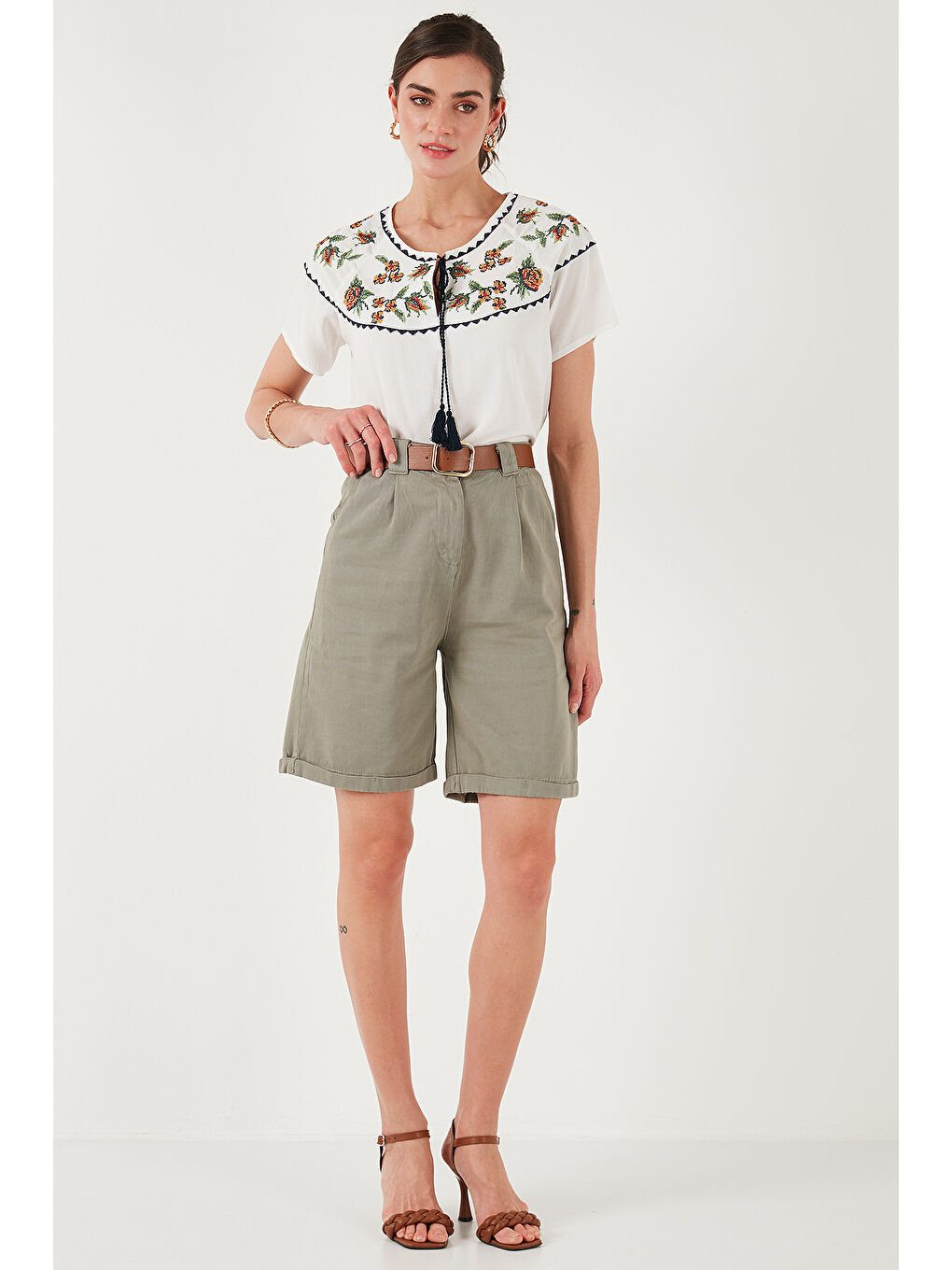 Haki Pamuklu Relaxed Fit Yüksel Bel Kemerli Gabardin Short 668Yp4710-2