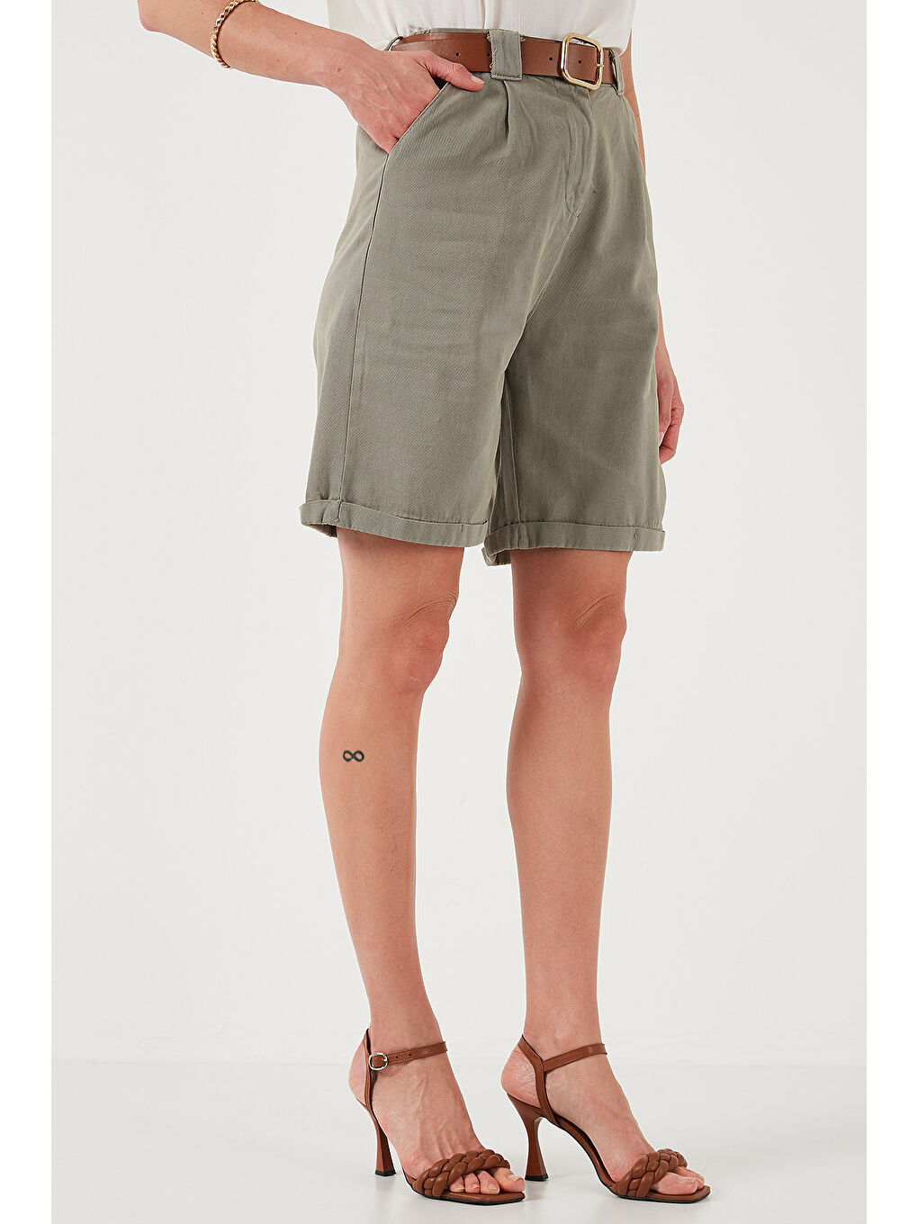 Haki Pamuklu Relaxed Fit Yüksel Bel Kemerli Gabardin Short 668Yp4710-4