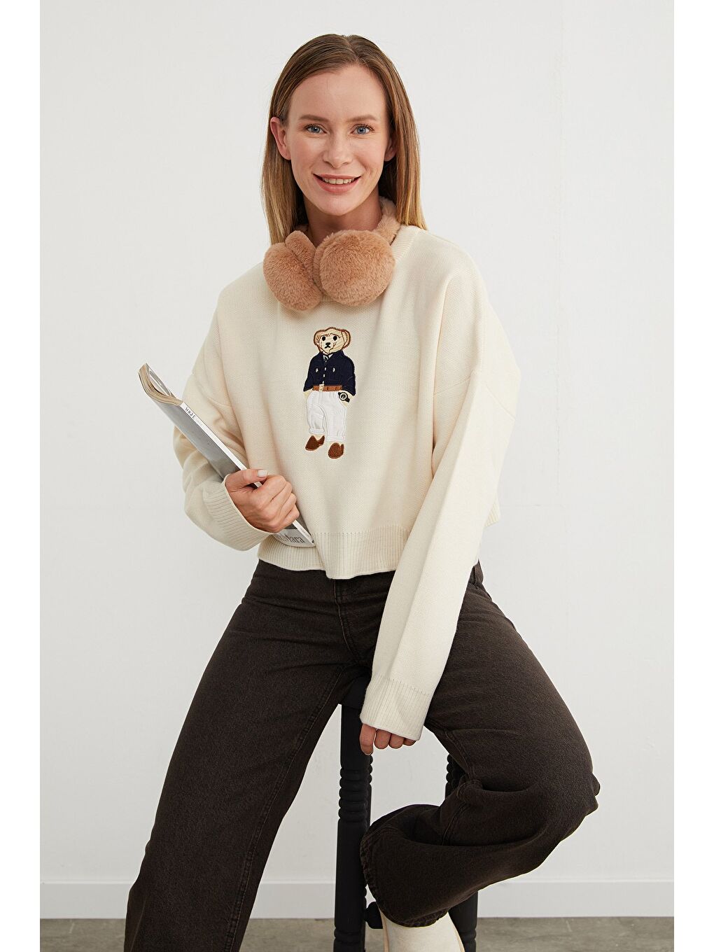 Bej Ayıcık Nakışlı Oversize Crop Kazak