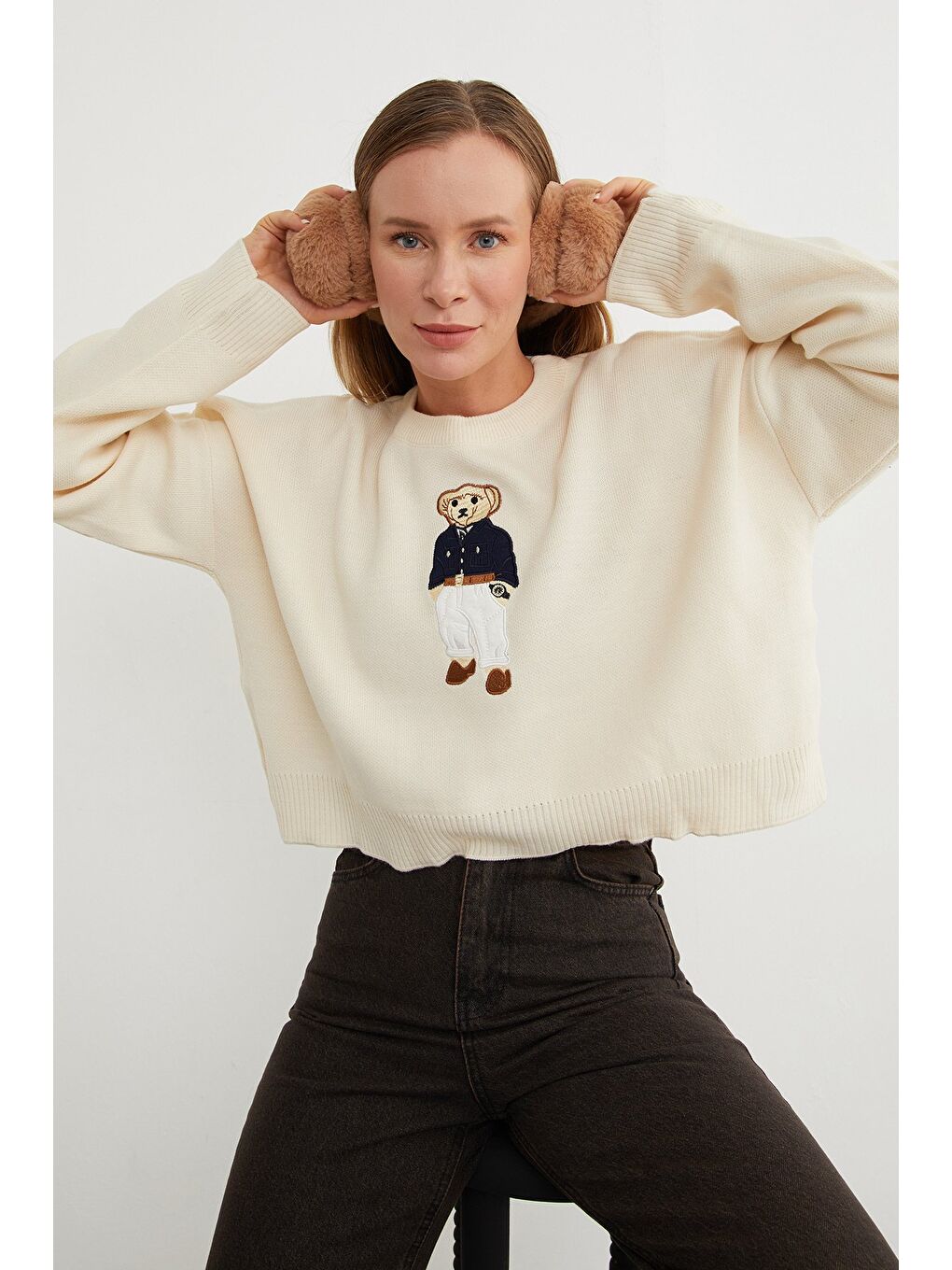 Bej Ayıcık Nakışlı Oversize Crop Kazak-1