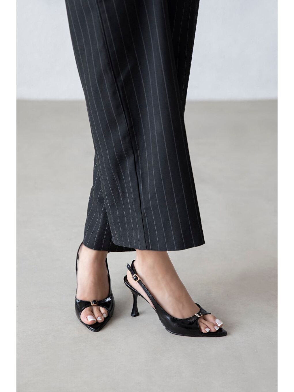 Livia Kadın Topuklu Kırışık Deri Sandalet Siyah-1