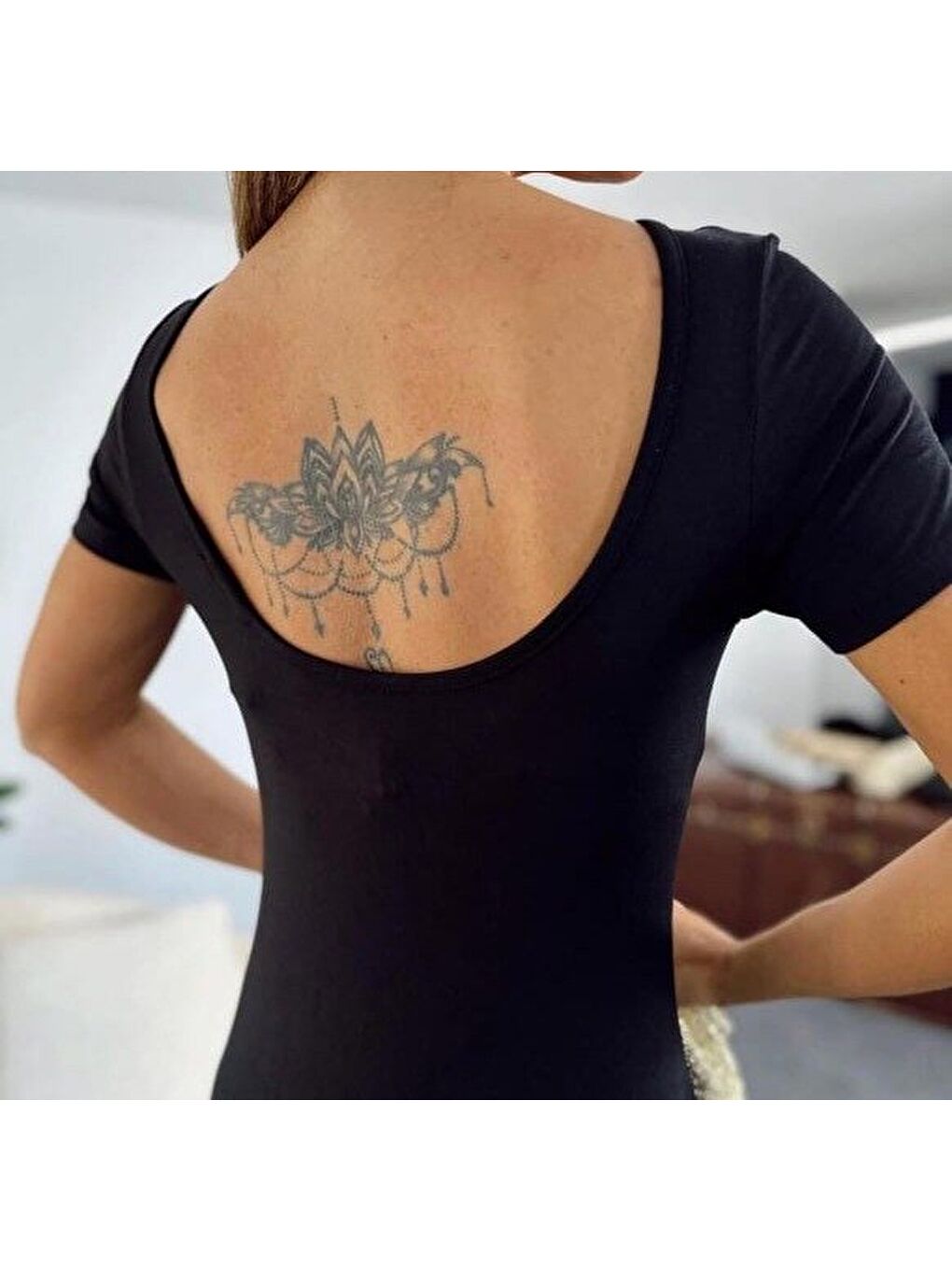 Siyah Kadın Kısa Kollu Sırt Dekolteli Yırtmaç Detaylı Viskon Elbise-1