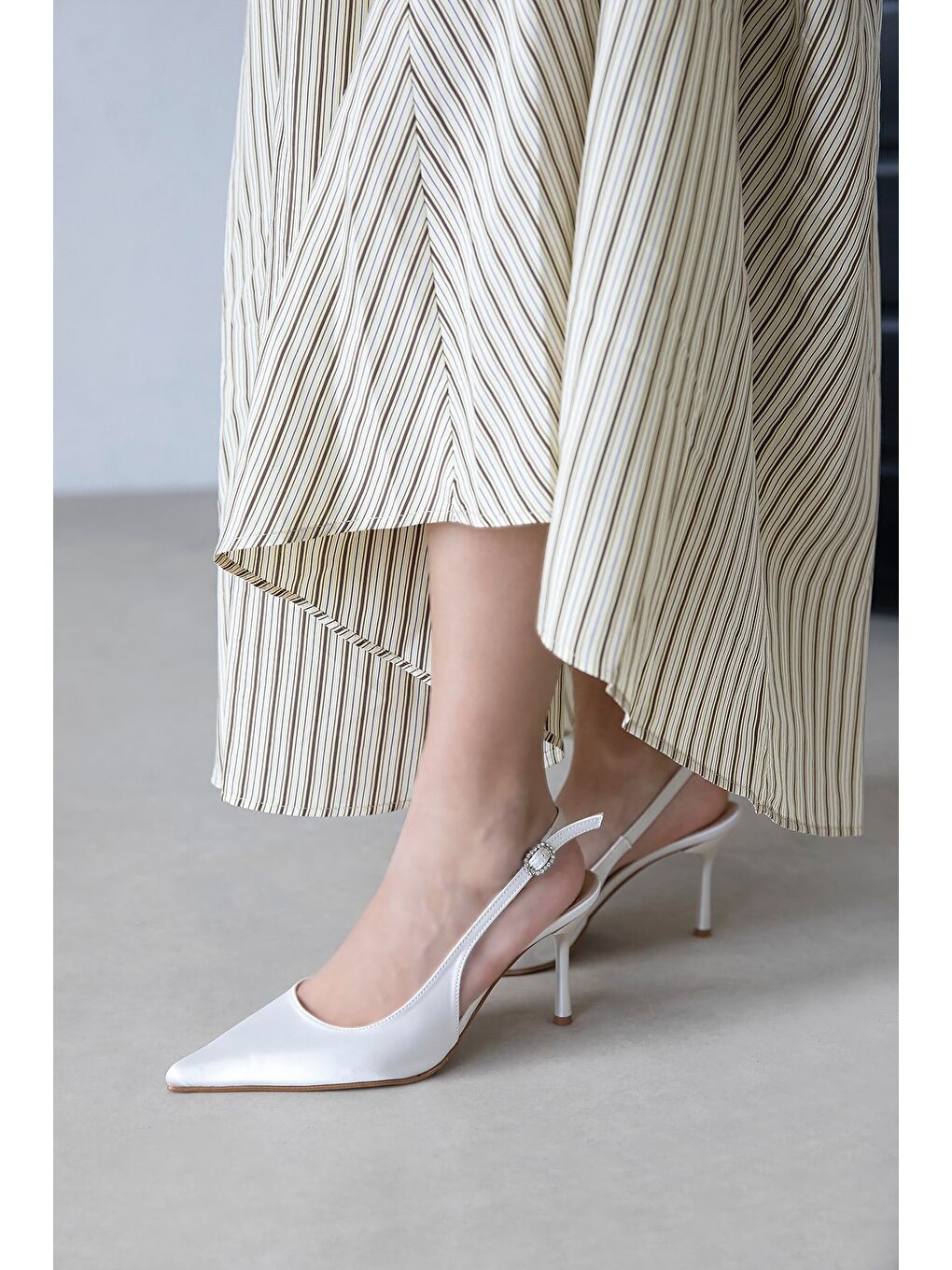 Ekru Elsa Kadın Topuklu Saten Ayakkabı Sedef-1