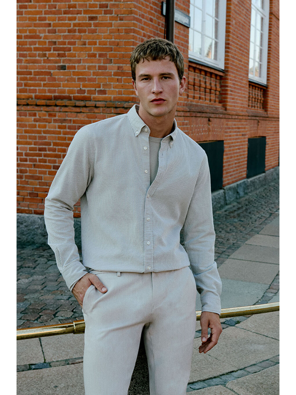 Erkek Bej-Beyaz %100 Pamuk Slim Fit Dar Kesim Düğmeli Yaka Çizgili Gömlek