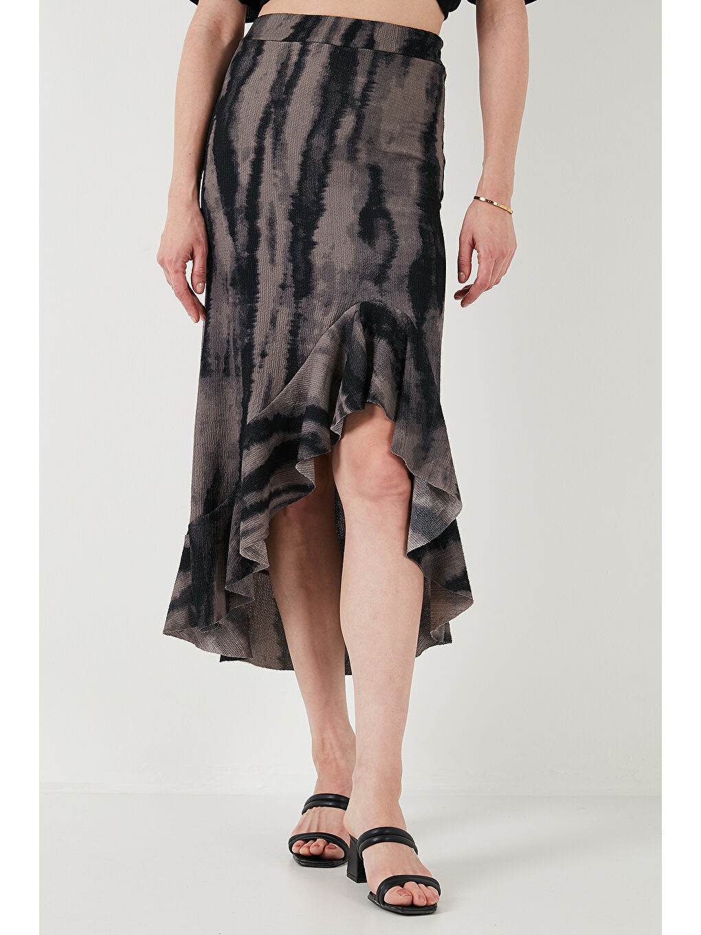 Siyah Regular Fit Desenli Yüksek Bel Volanlı Midi Boy Yırtmaçlı Etek 5869013-1