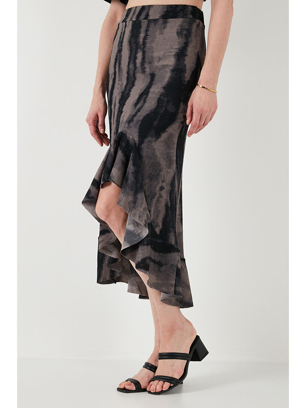 Siyah Regular Fit Desenli Yüksek Bel Volanlı Midi Boy Yırtmaçlı Etek 5869013-2