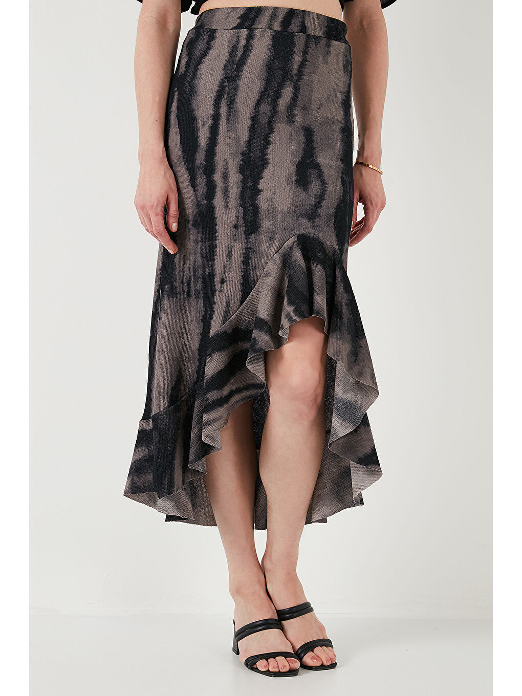 Siyah Regular Fit Desenli Yüksek Bel Volanlı Midi Boy Yırtmaçlı Etek 5869013-3