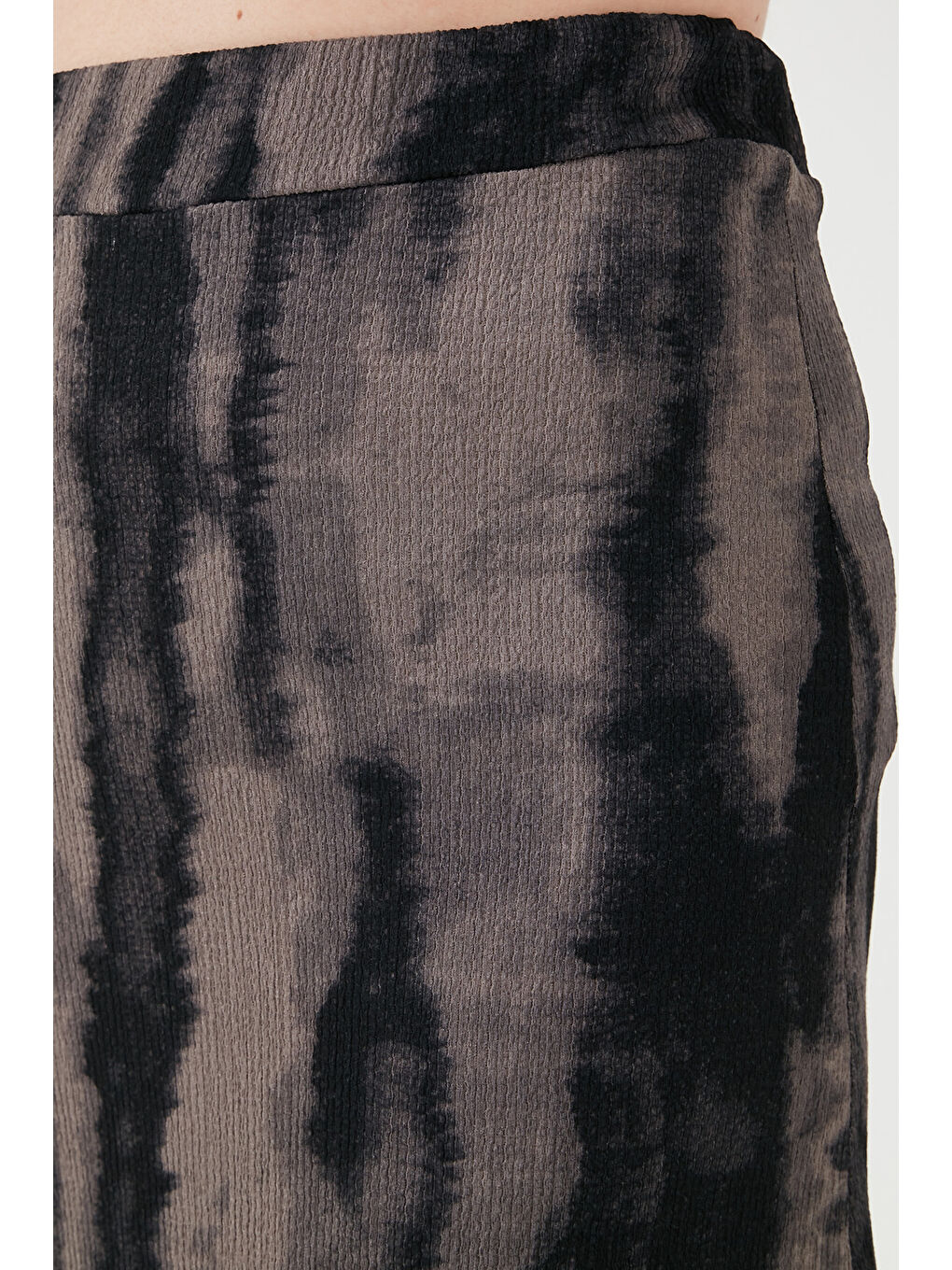 Siyah Regular Fit Desenli Yüksek Bel Volanlı Midi Boy Yırtmaçlı Etek 5869013-4