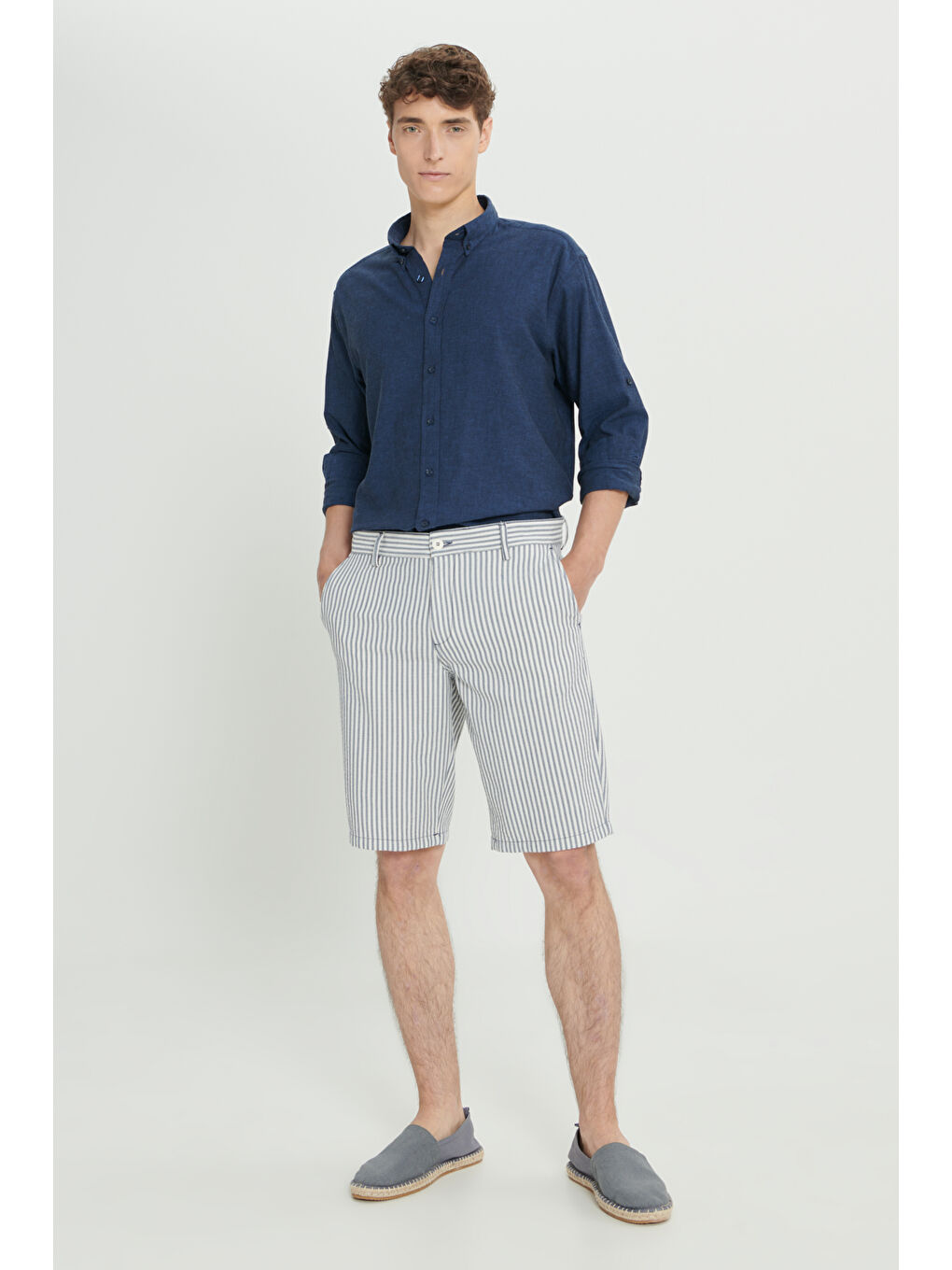 Erkek Lacivert-Ekru Comfort Fit Rahat Kesim %100 Pamuk Çizgili Yan Cep Şort-1
