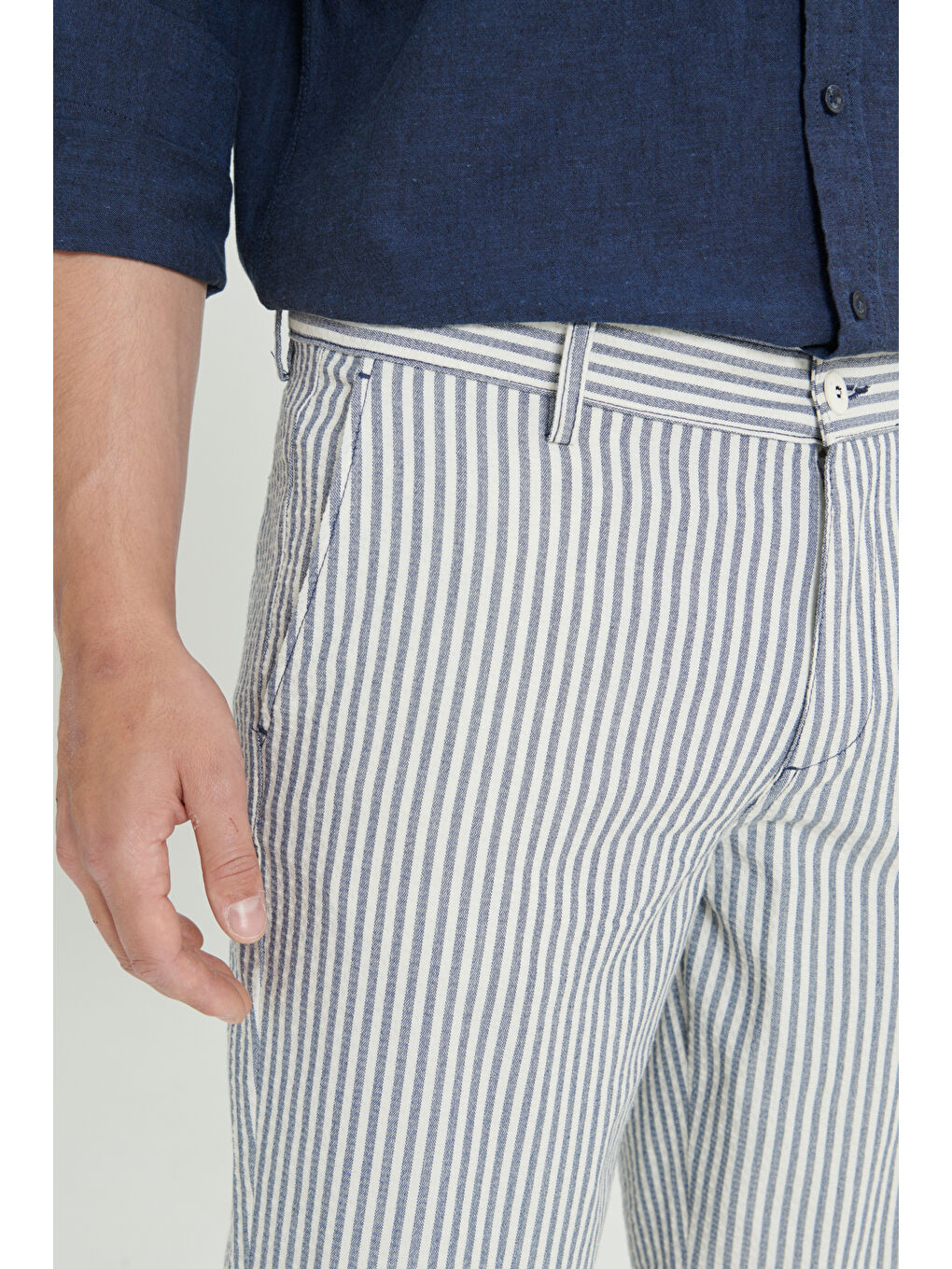 Erkek Lacivert-Ekru Comfort Fit Rahat Kesim %100 Pamuk Çizgili Yan Cep Şort-3