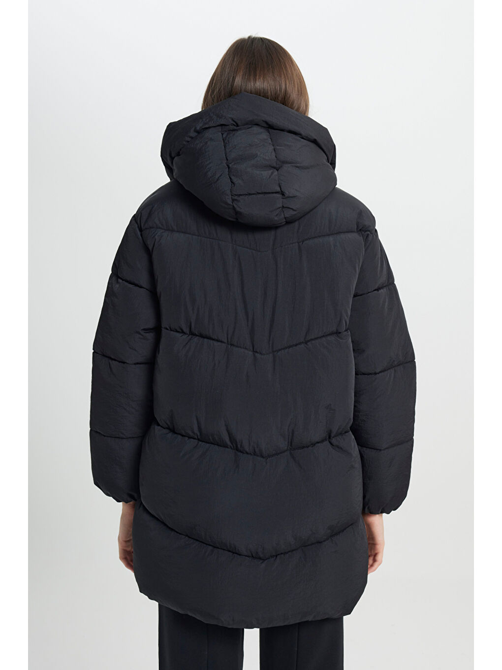 Loose Fit Rahat Kesim Kapüşonlu Uzun Siyah Şişme Mont-6