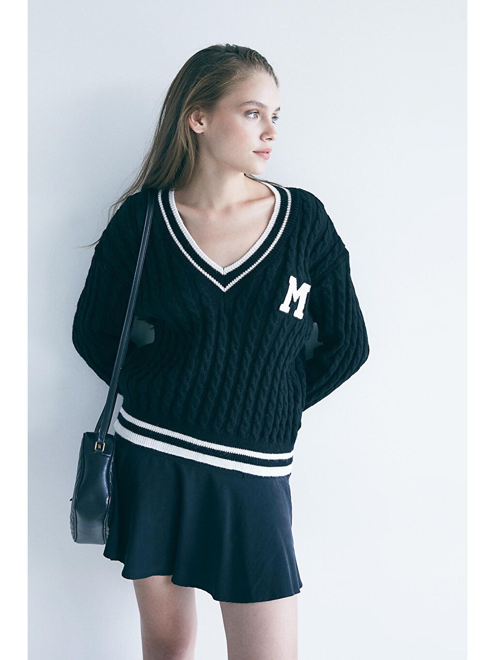 Siyah V Yaka Saç Örgülü Kolej Kazak