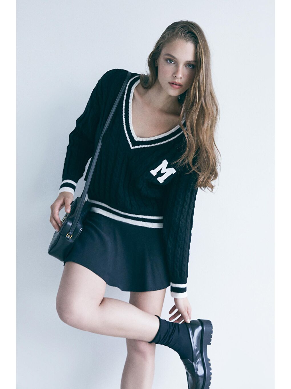 Siyah V Yaka Saç Örgülü Kolej Kazak-1