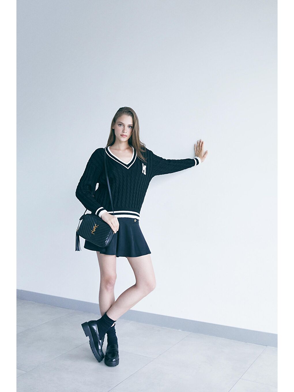 Siyah V Yaka Saç Örgülü Kolej Kazak-2