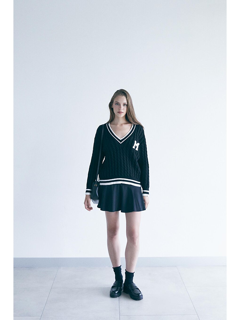 Siyah V Yaka Saç Örgülü Kolej Kazak-3