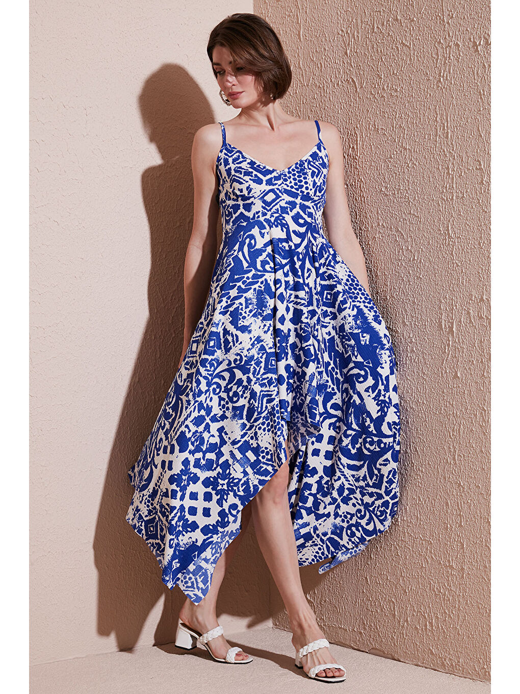 Mavi Desenli Asimetrik Kesim Regular Fit Midi Boy Askılı Elbise 5866126