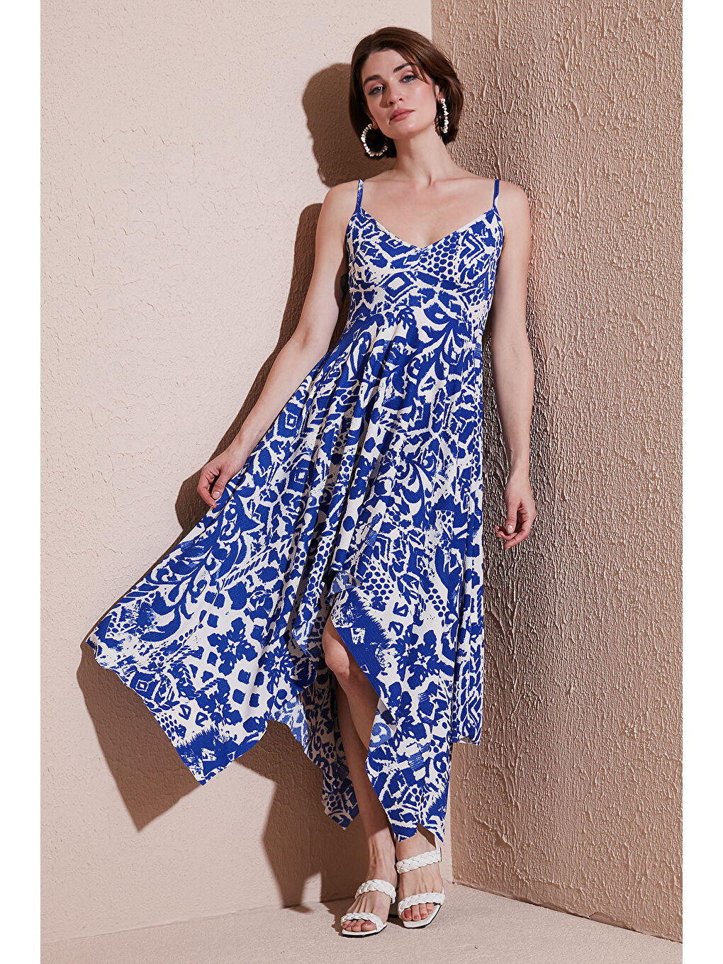Mavi Desenli Asimetrik Kesim Regular Fit Midi Boy Askılı Elbise 5866126-1