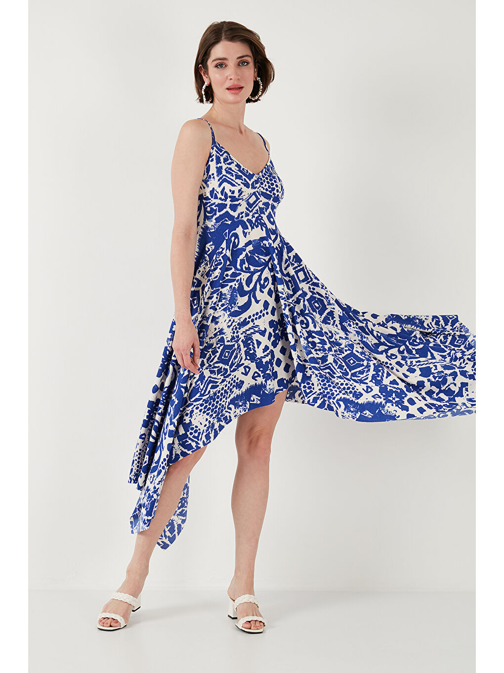 Mavi Desenli Asimetrik Kesim Regular Fit Midi Boy Askılı Elbise 5866126-3