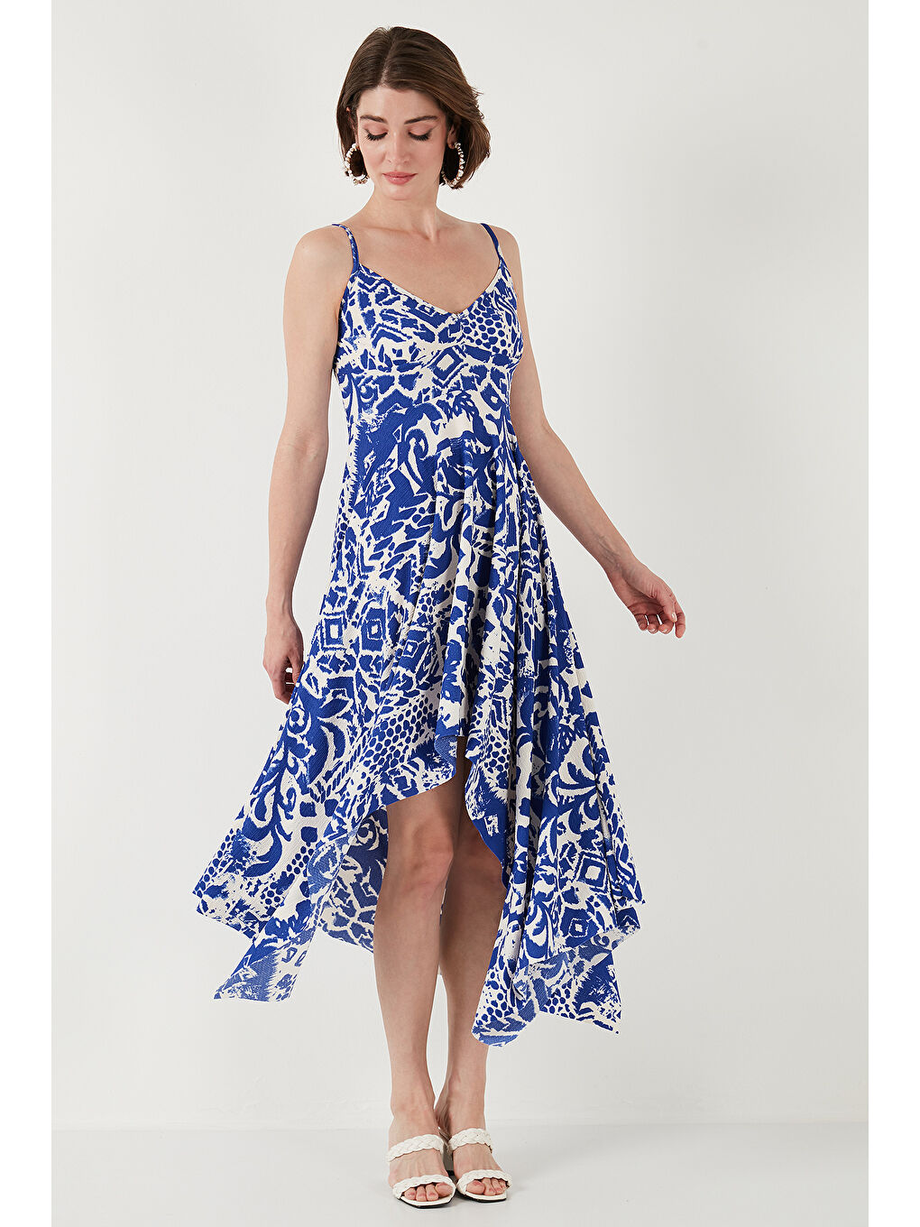 Mavi Desenli Asimetrik Kesim Regular Fit Midi Boy Askılı Elbise 5866126-4