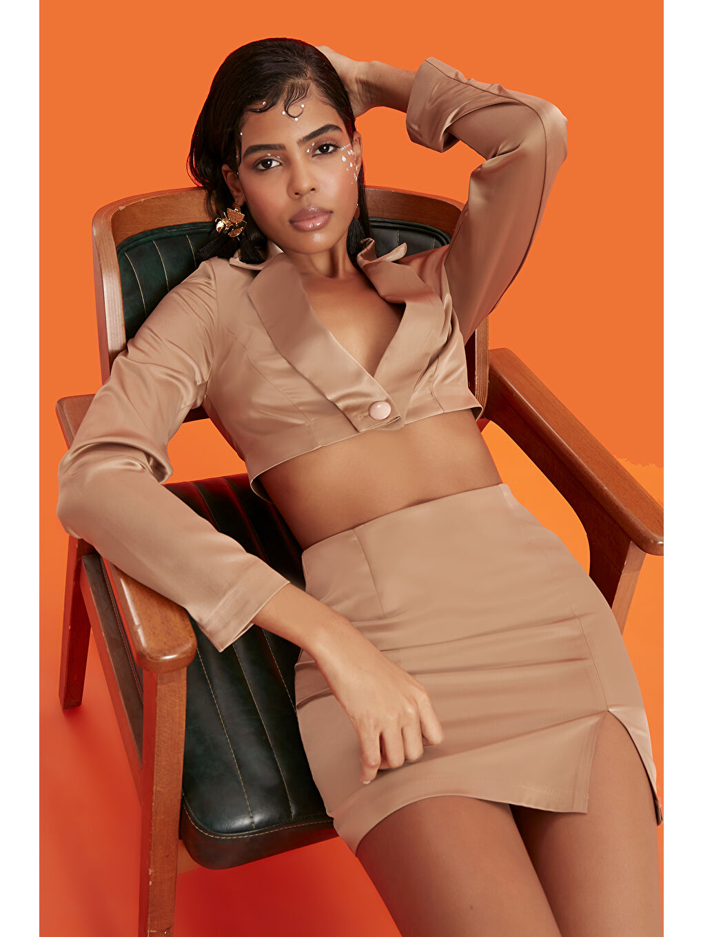 Kadın Bej Renk Saten Kumaş Crop Fit Yakalı Bolero Ceket