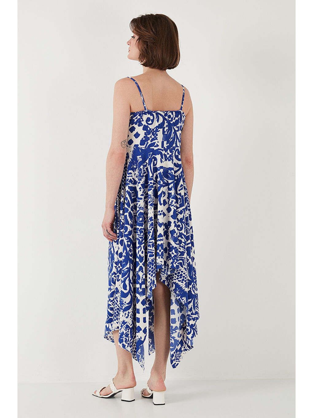 Mavi Desenli Asimetrik Kesim Regular Fit Midi Boy Askılı Elbise 5866126-6