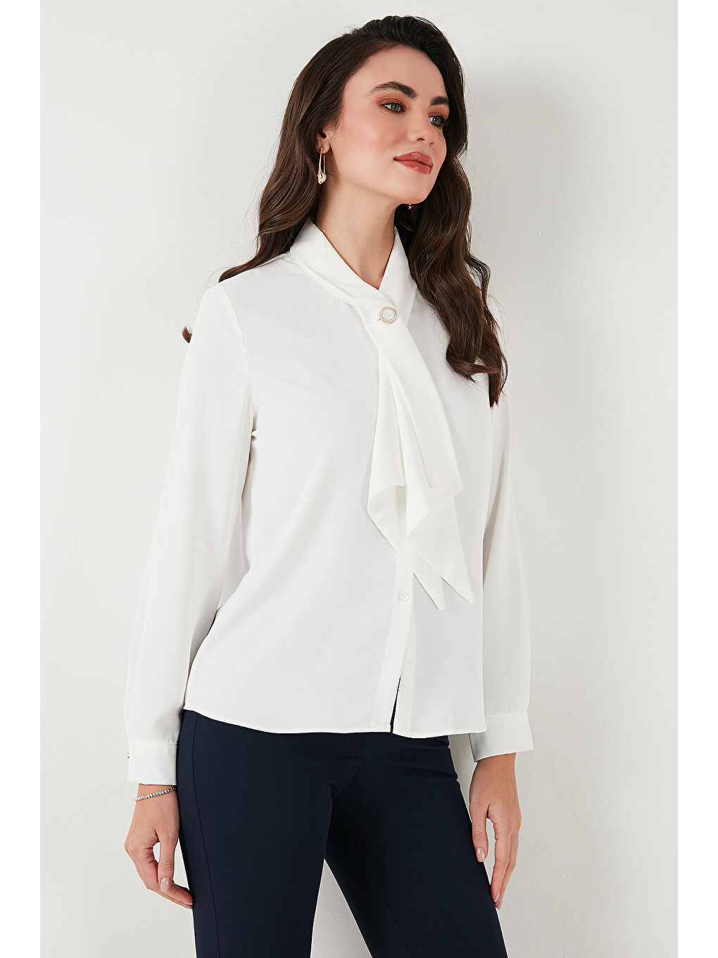 Ekru Standart Fit Taşlı Düğmeli Fularlı Yaka Uzun Kollu Kadın Gömlek 611Go00333-1