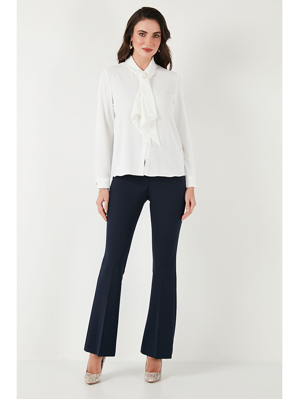 Ekru Standart Fit Taşlı Düğmeli Fularlı Yaka Uzun Kollu Kadın Gömlek 611Go00333-2