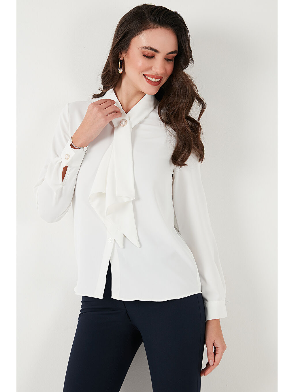 Ekru Standart Fit Taşlı Düğmeli Fularlı Yaka Uzun Kollu Kadın Gömlek 611Go00333-3