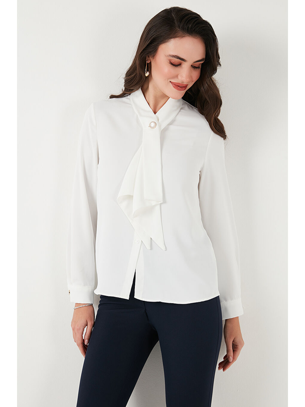 Ekru Standart Fit Taşlı Düğmeli Fularlı Yaka Uzun Kollu Kadın Gömlek 611Go00333-4