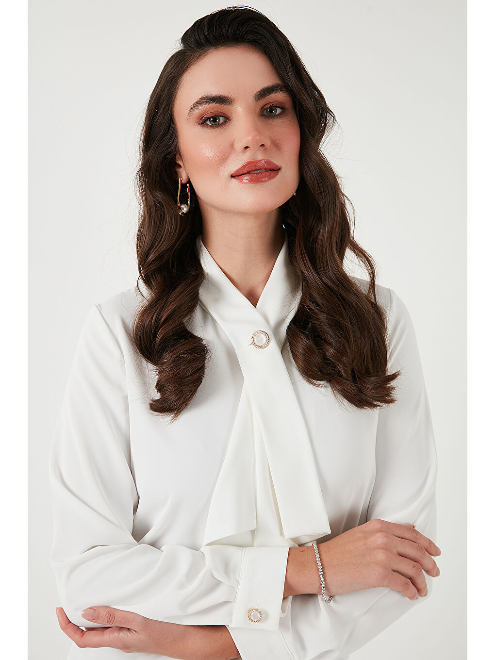 Ekru Standart Fit Taşlı Düğmeli Fularlı Yaka Uzun Kollu Kadın Gömlek 611Go00333-5
