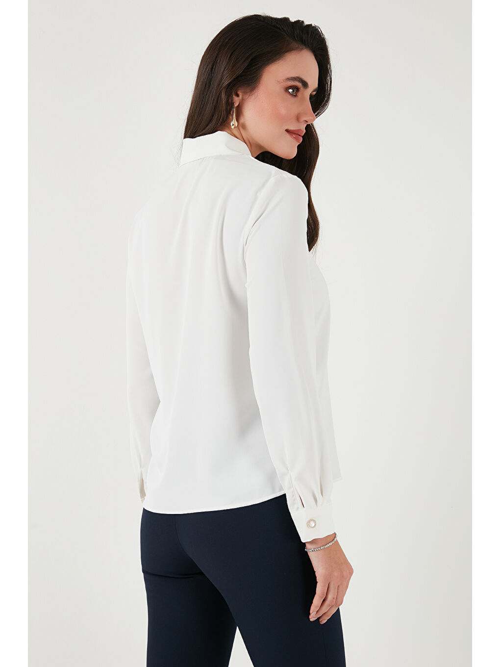 Ekru Standart Fit Taşlı Düğmeli Fularlı Yaka Uzun Kollu Kadın Gömlek 611Go00333-6