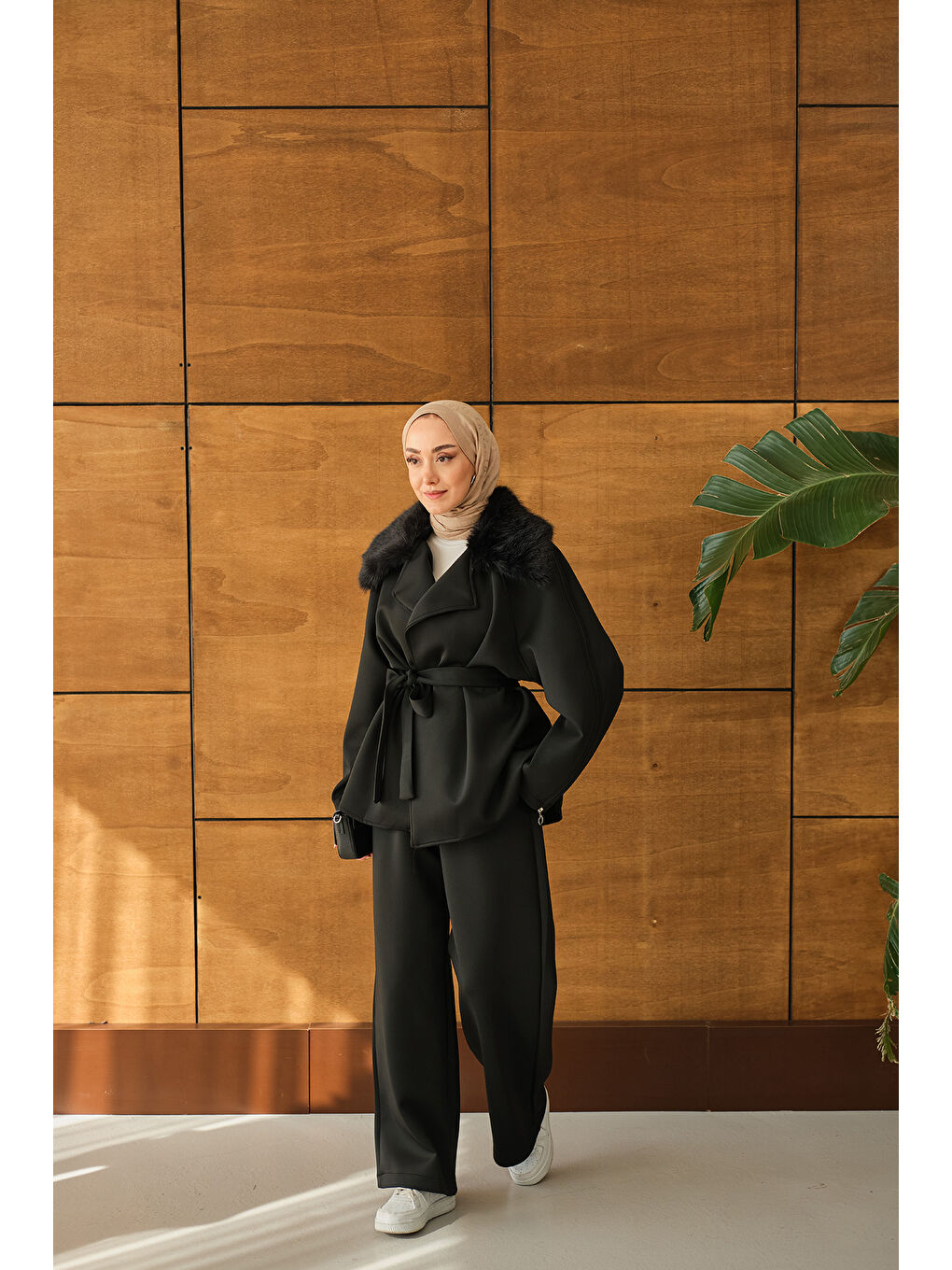 Kadın Yakası Kürk Kolları fermuarlı Takım Siyah-1