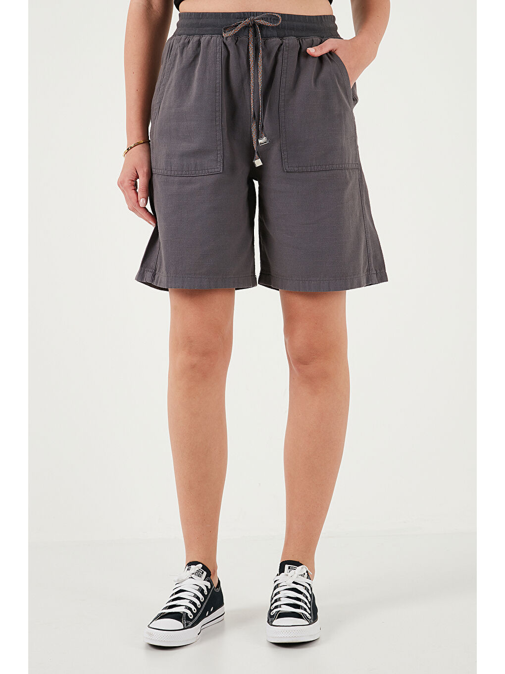 Antrasit Pamuklu Relaxed Fit Yüksek Bel Cepli Kadın Mini Şort 668YP5384-1