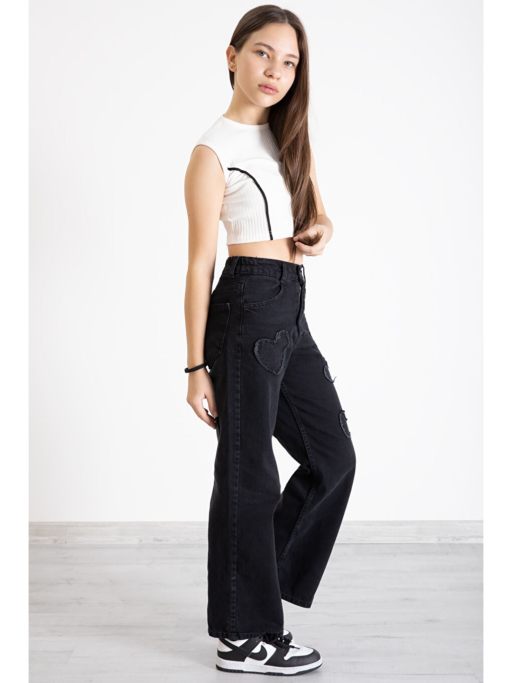 Siyah Kalp Nakış Detaylı Geniş Paça Kız Çocuk Jean Pantolon 20361-1