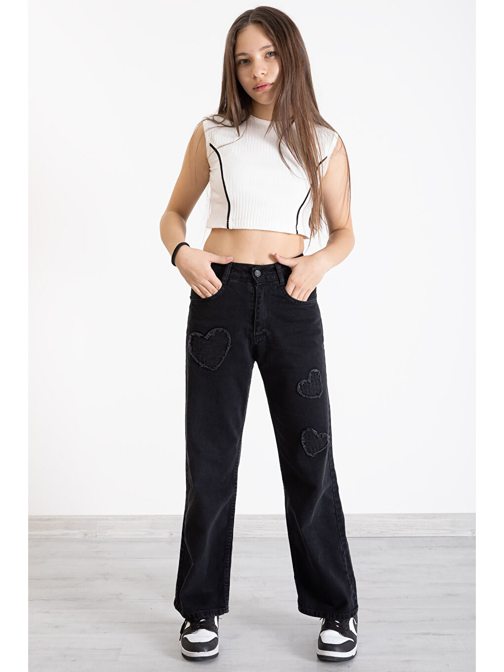 Siyah Kalp Nakış Detaylı Geniş Paça Kız Çocuk Jean Pantolon 20361-2