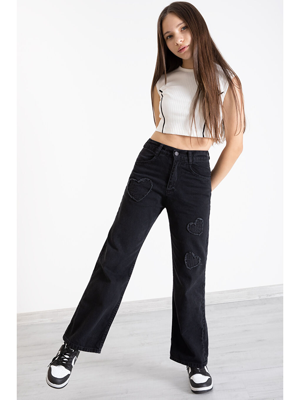 Siyah Kalp Nakış Detaylı Geniş Paça Kız Çocuk Jean Pantolon 20361-3