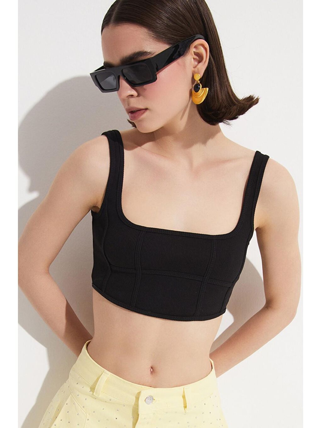 June Siyah Dikiş Detaylı Crop Top Bluz