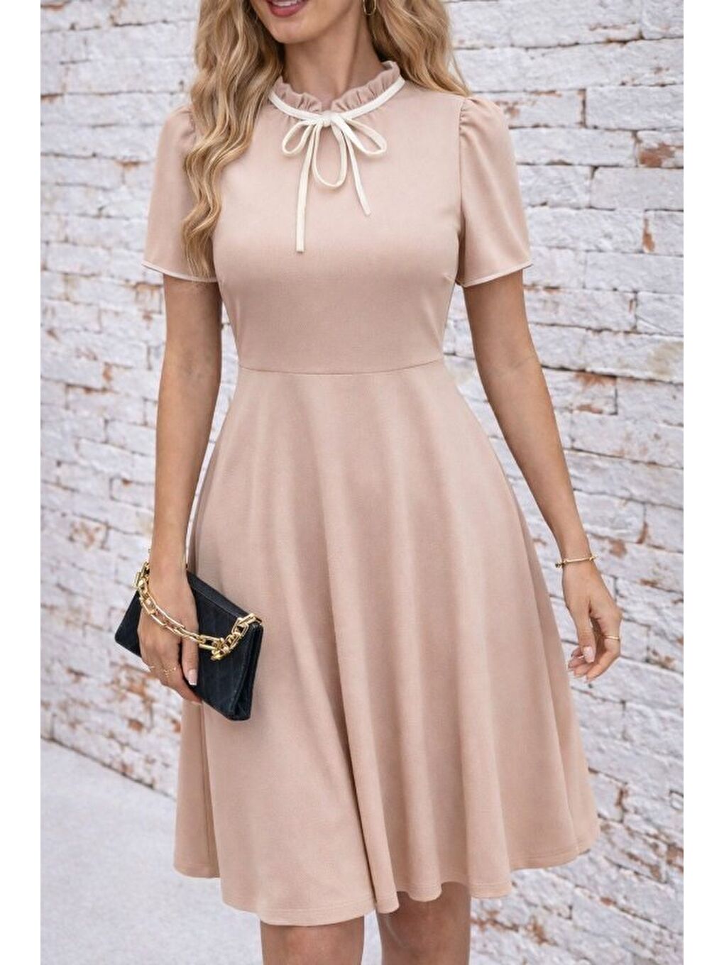 Bej Kadın Kısa Kollu Yakadan Bağcıklı Ve Fırfırlı Midi Janjan Krep Elbise