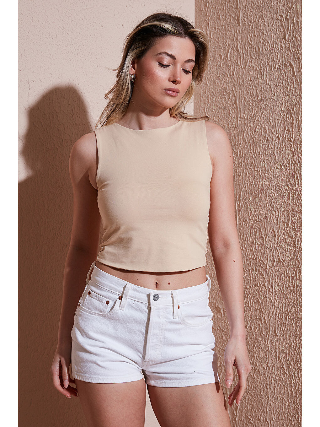 Bej Pamuklu Slim Fit Bisiklet Yaka Crop 25Y0326K1-2