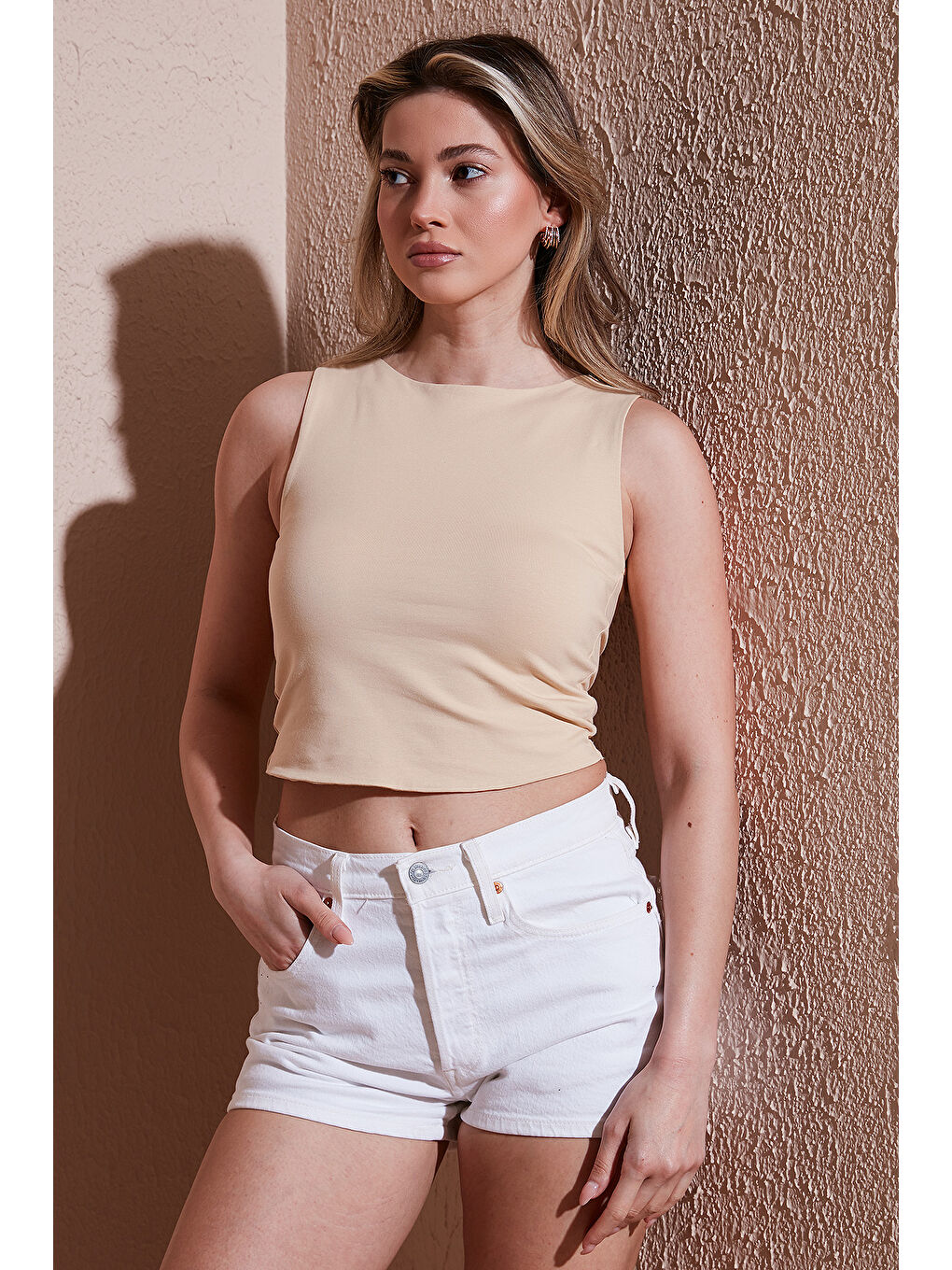 Bej Pamuklu Slim Fit Bisiklet Yaka Crop 25Y0326K1-3