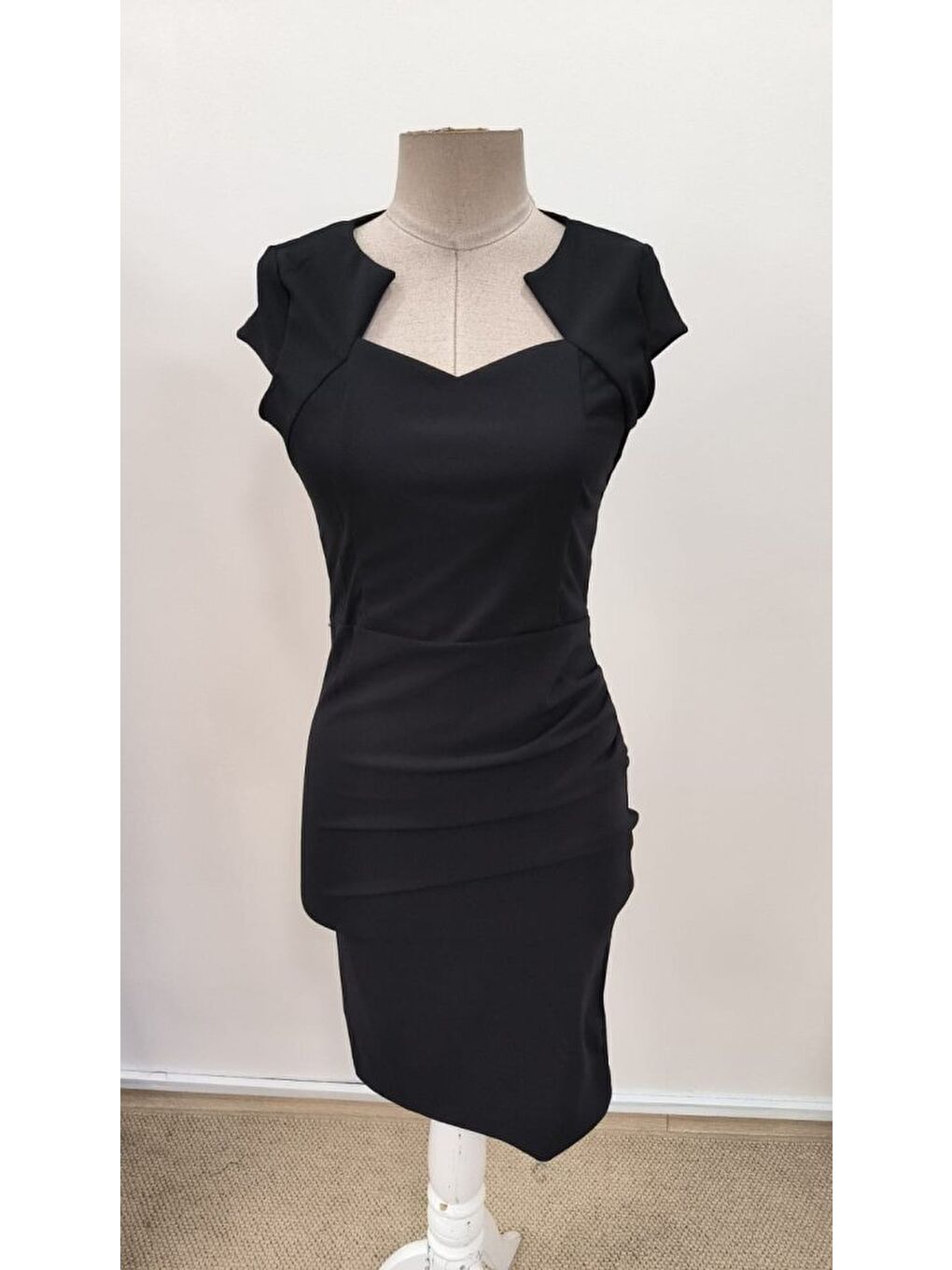 Siyah Kadın Kısa Kollu Yakası Asimetrik Kısa Ithal Krep Elbise-3