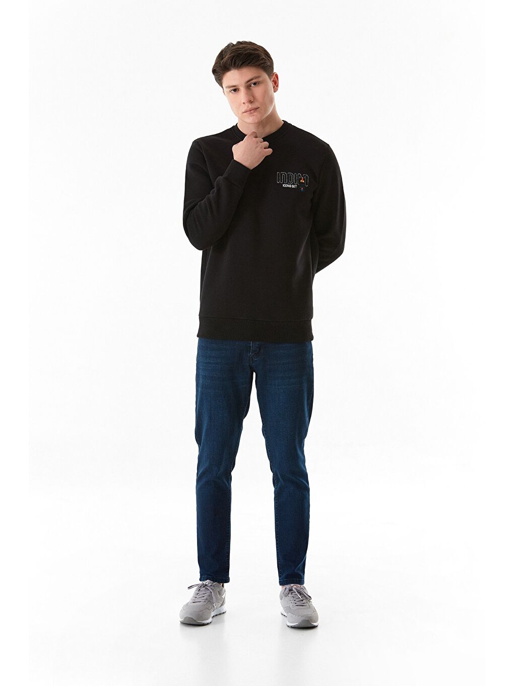Siyah 3 İplik Yazı Nakışlı Bisiklet Yaka Sweatshirt-1